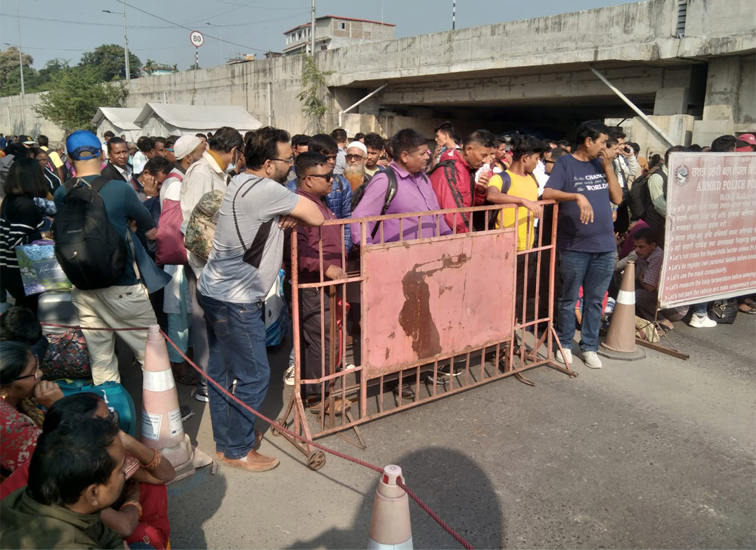 नेपाल–भारत सीमा नाका बन्दका कारण मेचीपुलमा यात्रु अलपत्र